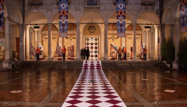 LaDoubleJ trasporta la moda nel Rinascimento con la sua collezione ispirata al periodo d'oro dell'arte e della cultura italiana