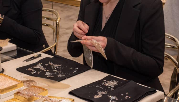 Milano Fashion Week: Eleganza e Artigianato Italiano alla Nuova Collezione di René Caovilla Fa Scintille a Milano.