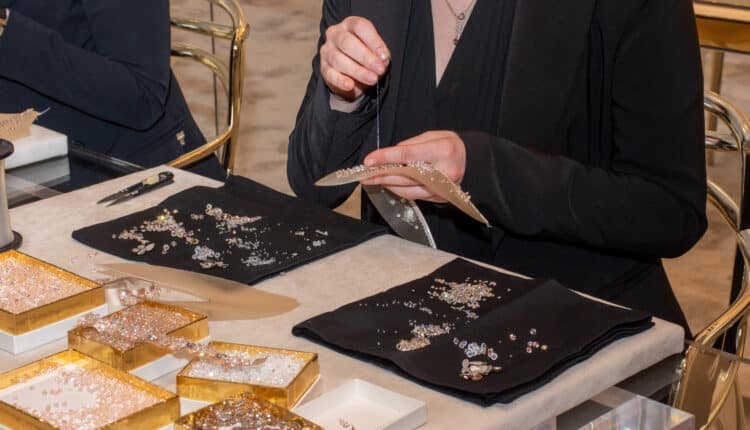 Milano Fashion Week: Eleganza e Artigianato Italiano alla Nuova Collezione di René Caovilla Fa Scintille a Milano.