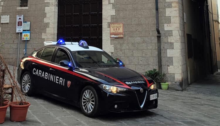 Piombino: viola il divieto di avvicinamento alla persona offesa.