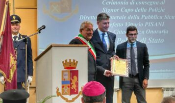 Il Capo della Polizia Vittorio Pisani incontra il sindaco di Diamante (CS). Cittadinanza onoraria alla Polizia di Stato e inaugurazione del dipinto murale