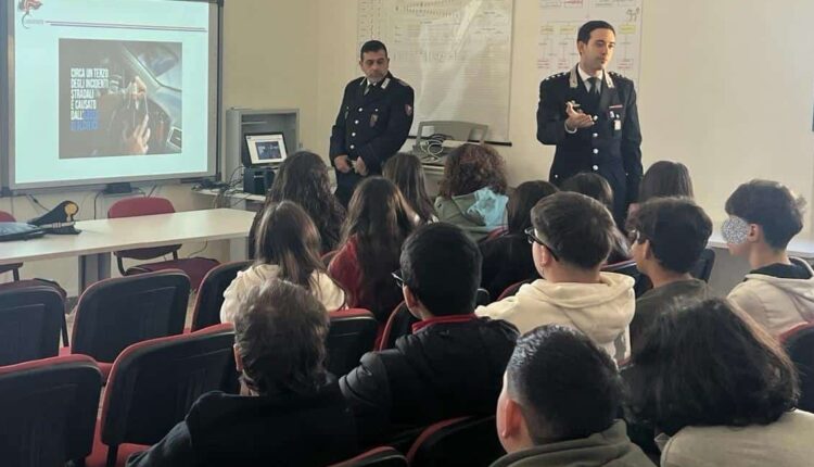 Portopalo DI C.P. (SR). Progetto nelle scuole di educazione alla legalità e alla sicurezza stradale con i Carabinieri.