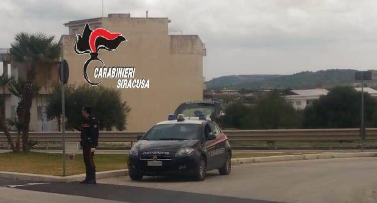 Rosolini, Siracusa: evade dai domiciliari e finisce in carcere. I Carabinieri hanno arrestato una donna di 27 anni per evasione e denunciato un 36enne per procurata evasione.