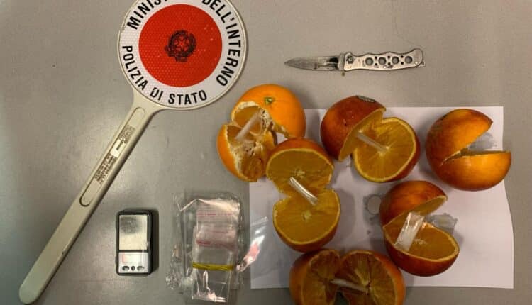 Roma: arrestato dalla Polizia di Stato un 31enne italiano trovato in possesso di 2.22 grammi di shaboo, celati all'interno di arance.