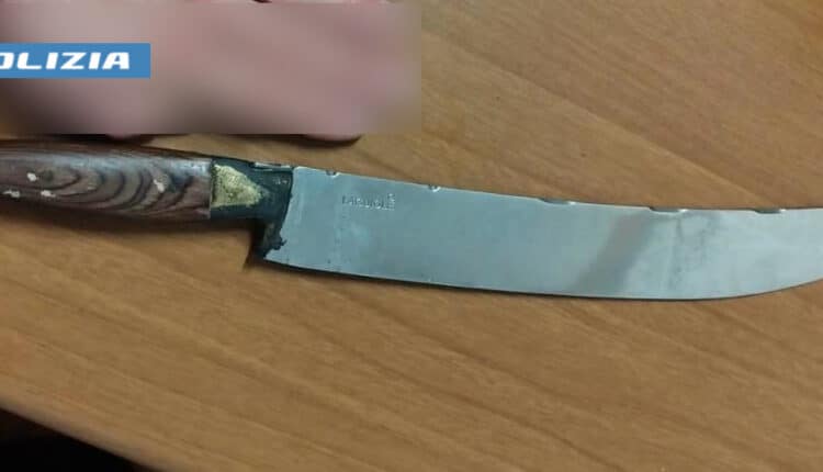 Roma: forza la porta di un appartamento e minaccia gli agenti con un coltello-scimitarra, arrestato dalla Polizia di Stato.