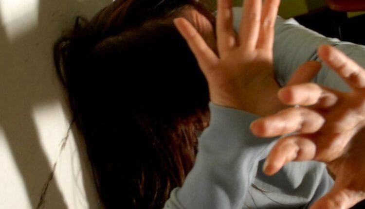 Roma: maltrattata e costretta in casa dal compagno, le amiche la salvano denunciando tutto alla polizia.