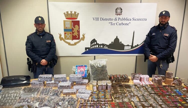 Roma: sorprese con 55 kg di droga in casa, la Polizia di Stato ha arrestato due donne italiane di 26 e 24 anni.