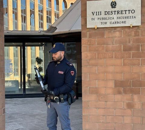 Roma: vestito da donna infrangeva finestrini delle auto con un cric