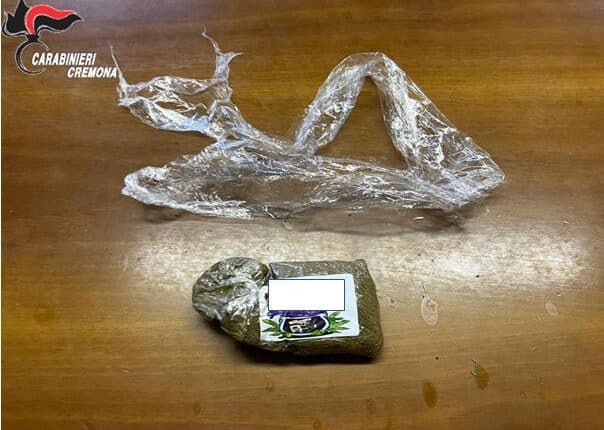 Vailate, Cremona: 19enne denunciato dai Carabinieri dell’Aliquota Radiomobile di Crema per detenzione ai fini di spaccio di stupefacenti. 