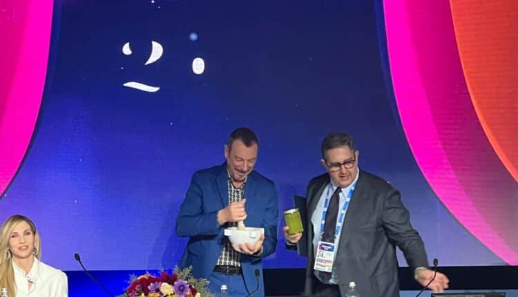 Sanremo: Presidente Toti nomina Amadeus "Ligure DOC", per lui anche pesto e mortaio.