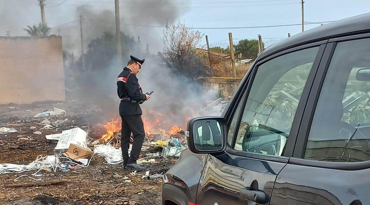 Denunciati dai Carabinieri tre amministratori di una cooperativa agricola sorpresi mentre incendiavano chili di rifiuti