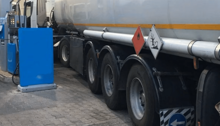 Tentano di rubare 20 litri di gasolio da un tir. 2 arresti per furto di carburante a Torino