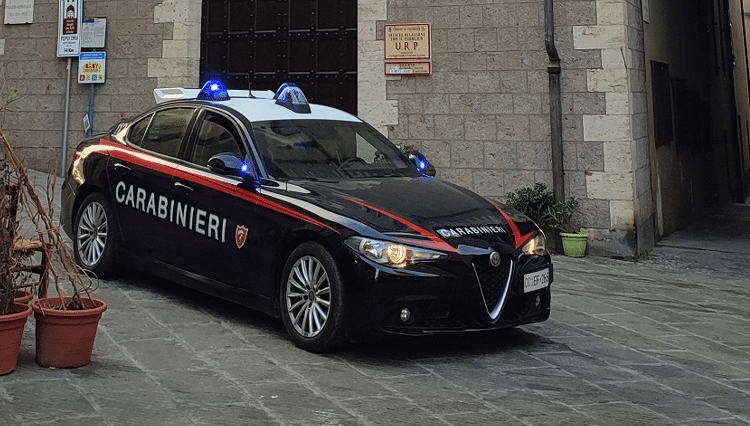 Piombino (LI): uomo viene colto da malore e cade a terra davanti alla caserma, un carabiniere gli salva la vita praticandogli il massaggio cardiaco