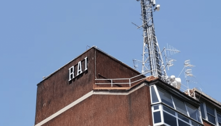 Spintoni e manganellate al corteo proGhali davanti alla sede Rai di Napoli 12 feriti tra manifestanti e poliziotti