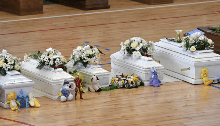 Strage di Cutro, una camminata silenziosa a un anno dall’arrivo a Bologna delle prime salme