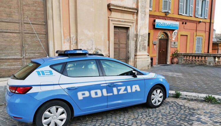 Lecce: la Polizia di Stato sospende la licenza a un esercizio pubblico nel centro storico. Eseguito anche un arresto per spaccio di sostanze stupefacenti.