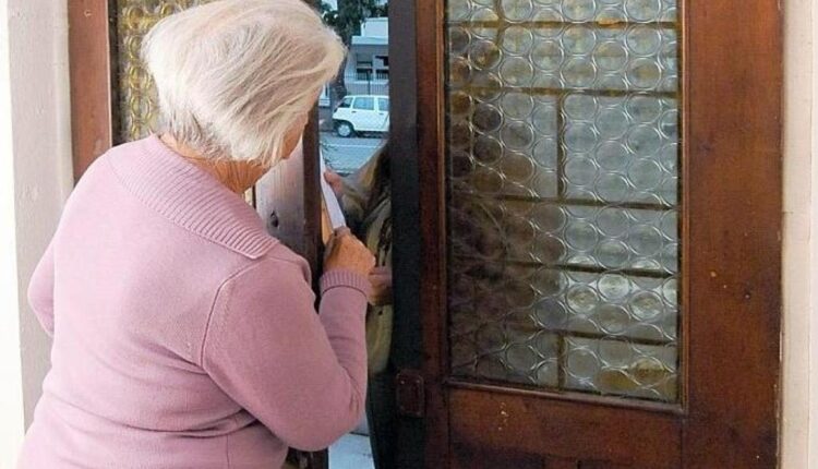 Teramo: l'intervento degli operatori della squadra mobile salva anziana da una truffa.