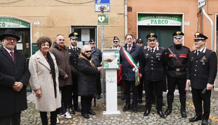Un defibrillatore in ricordo di Massimiliano Tona. A donare il dispositivo alla città la mamma del carabiniere scomparso nel 2021