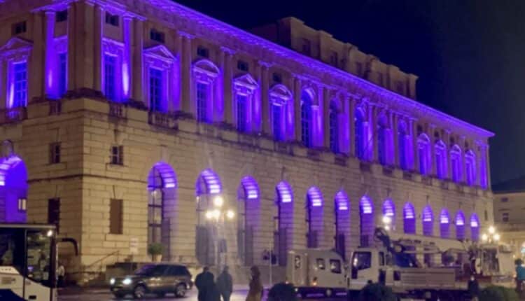 Verona: giornata internazionale dell'epilessia, il Palazzo della Gran Guardia si colora di viola.