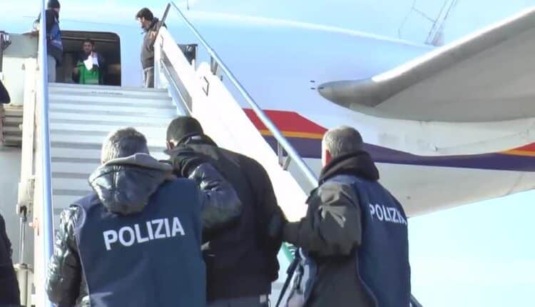 Vicenza: ufficio immigrazione, 2 pericolosi pregiudicati espulsi e rimpatriati.