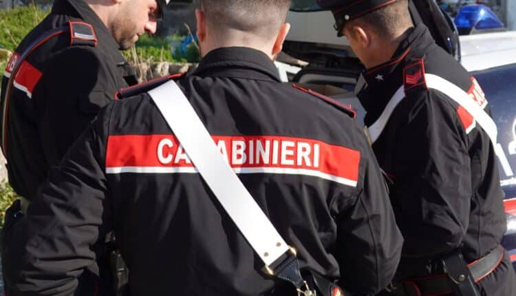 Villa Literno: ruba il portafoglio a una donna, per fuggire spinge a terra la vittima.