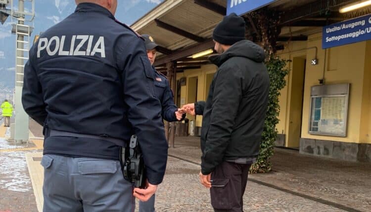 Viola l’obbligo di soggiorno a Bolzano e si reca in stazione ferroviaria a Merano, arrestato dalla Polizia di Stato.