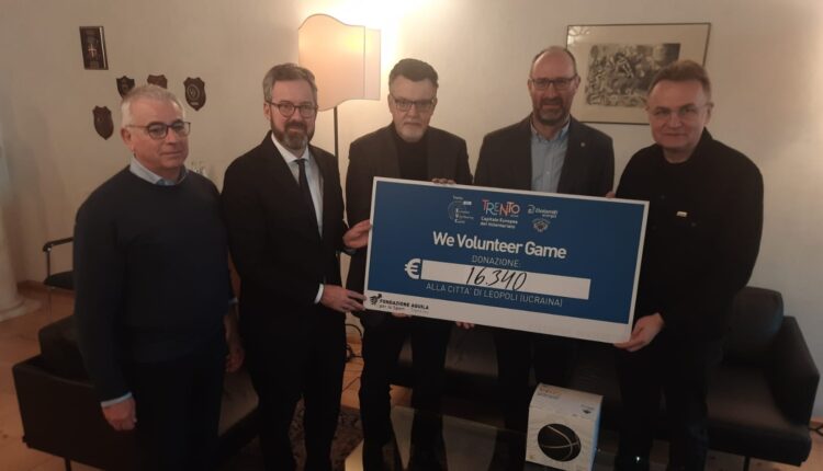 Trento, L’Aquila Basket ha consegnato al sindaco di Leopoli il ricavato della partita “We volunteer game”