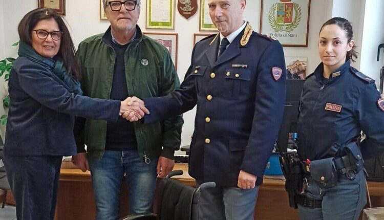 Udine, rubata sedia a rotelle all'interno di un'abitazione e ritrovata dalle volanti della Questura. La Polizia la restituisce ai proprietari