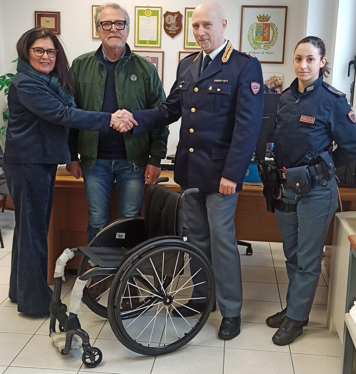 Udine, rubata sedia a rotelle all'interno di un'abitazione e ritrovata dalle volanti della Questura. La Polizia la restituisce ai proprietari