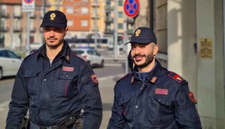Torino: soccorso pubblico a persona che tenta il suicidio, la Polizia di Stato salva un uomo che sta per gettarsi da un'altezza di 10 metri.