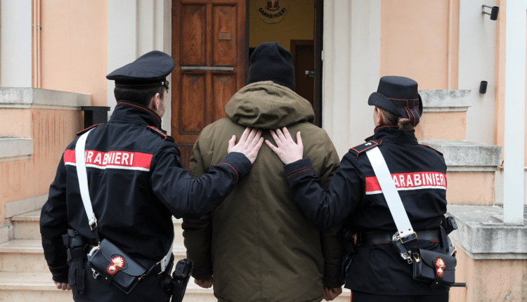 Altedo di Malalbergo, Bologna: arrestato 31enne per aver tentato di aprire con forza la porta-finestra dell'ex compagna.