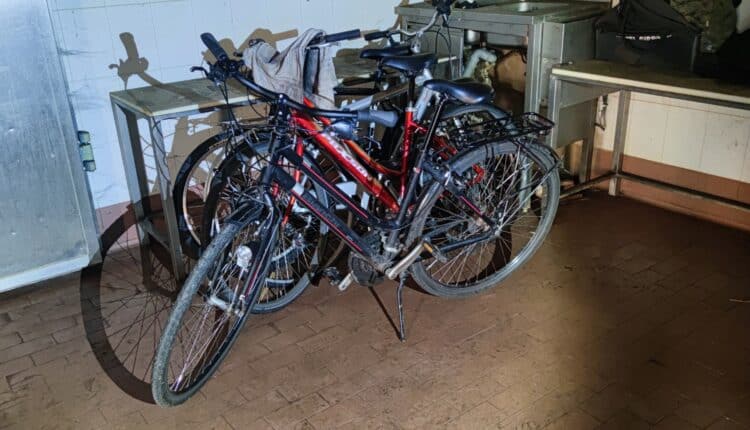 Verona: individuato ricettatore di biciclette rubate che occupava abusivamente uno stabile in Via Basso Acquar.