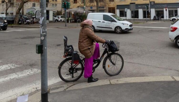 Si aggira con un motorino e casco integrale per scippare donne in bicicletta. La Polizia di Stato di Busto Arsizio arresta 56enne per i reati di furto con strappo.