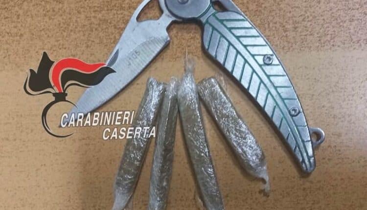 San Nicola La Strada, Caserta: 30enne gambiano sorpreso a vendere hashish. Arrestato dai Carabinieri.