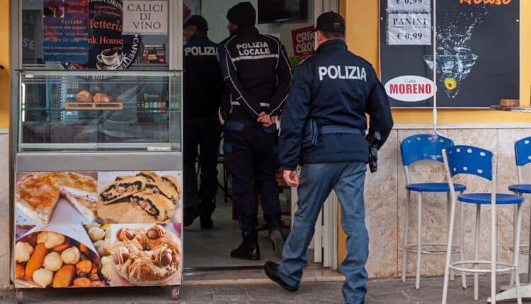 Minturno, Latina: controlli amministrativi agli esercizi commerciali del centro cittadino.