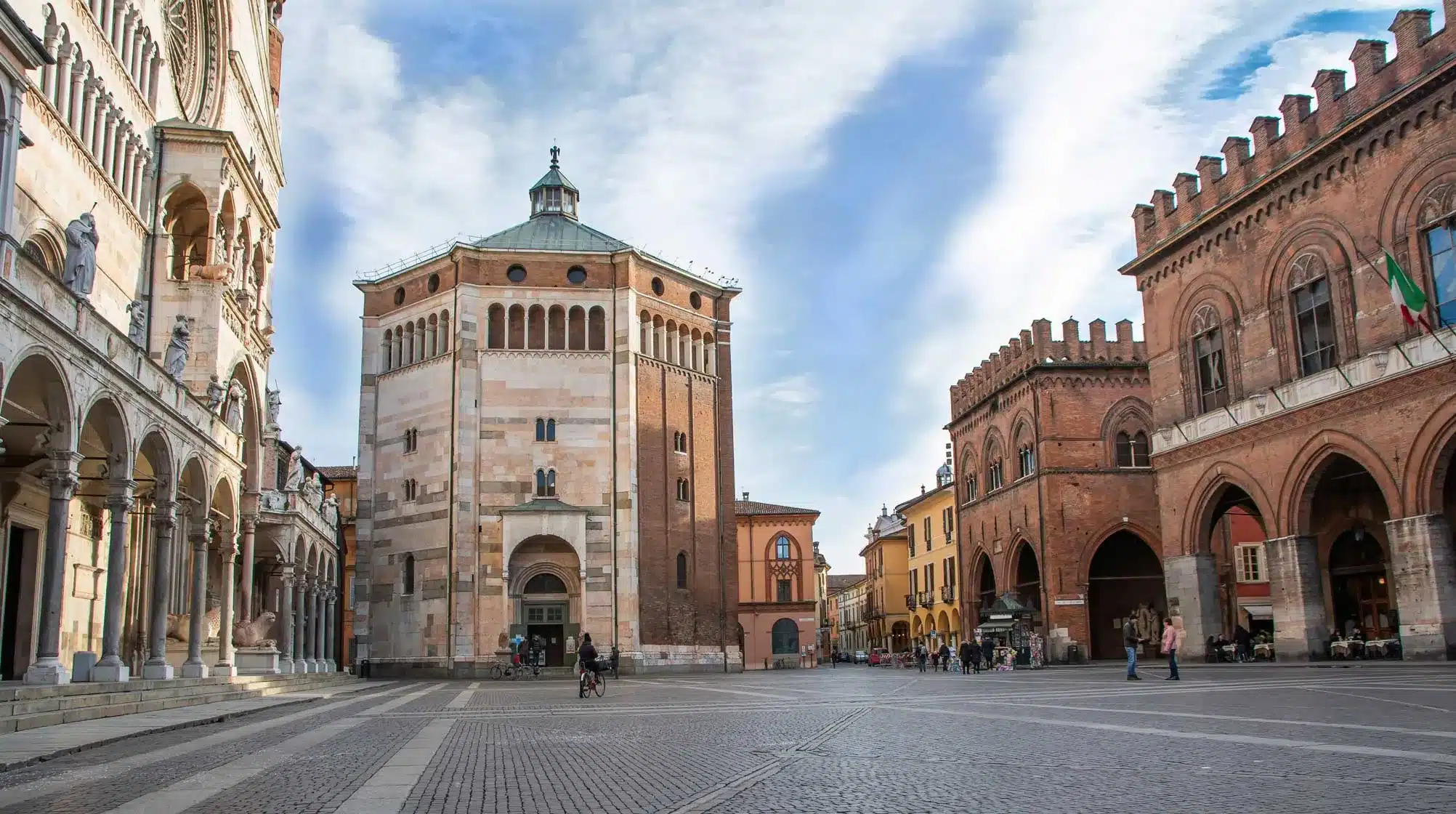 Cremona: i Carabinieri della Sezione Radiomobile hanno controllato e denunciato una donna per la violazione del divieto di ritorno nel capoluogo.