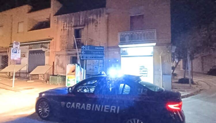 Valderice, ruba ai distributori automatici e minaccia il titolare. Arrestato dai Carabinieri per rapina