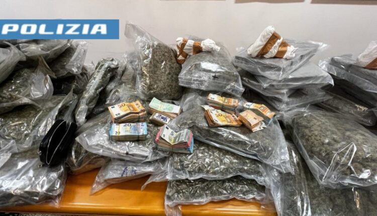 San Giovanni- Barra, Napoli: sorpreso con circa 150 kg di droga e 4 pistole. La Polizia di Stato ha tratto in arresto un 40enne napoletano.