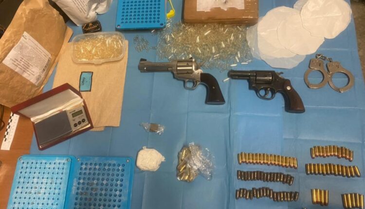 Roma: droga e armi in casa. Arrestato 40enne per il reato di detenzione di stupefacenti ai fini di spaccio e detenzione abusiva di armi.