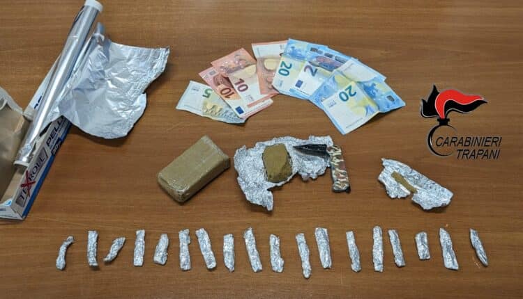 Trapani: arrestato 20enne trapanese per spaccio di stupefacenti. Dalla perquisizione rinvenuti circa 140 grammi di hashish.