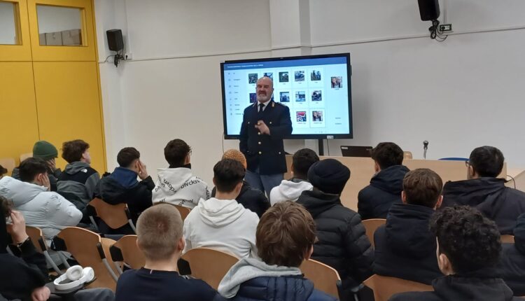 Iniziativa "Il ruolo del consumatore di droga nell'economia della mafia", promossa e realizzata dalla Polizia di Stato, Commissariato di P.S. Fondi. 