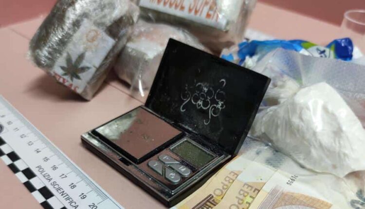 Novara, continua l'attività di contrasto della Polizia. Sequestrata con cocaina, hashish e denaro
