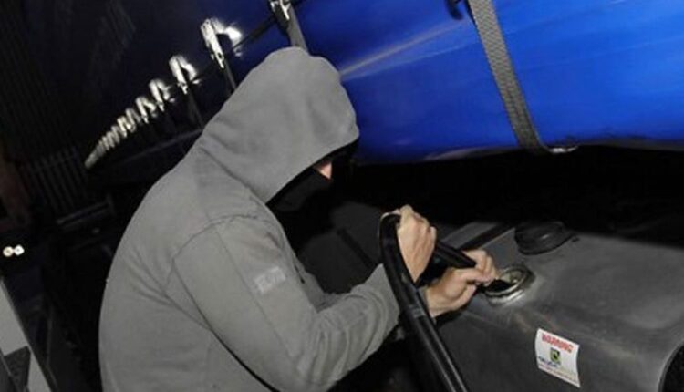 Orbassano, Torino: arrestati dalla Polizia Stradale gli autori di un furto di carburante ai danni degli autotrasportatori in sosta.