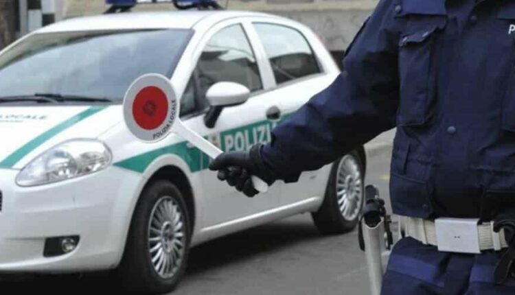Evaso dai domiciliari, individuato su di un'auto con patente revocata e senza assicurazione segnalata da uno dei varchi cittadini. Arrestato dalla Polizia locale