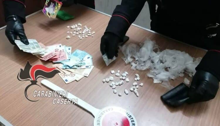 Capodrise (CE), tentano la fuga con la droga. Due pusher inseguiti e arrestati dai Carabinieri.