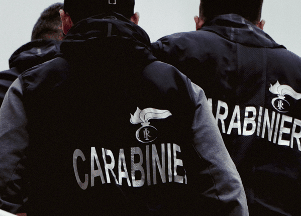 Marcianise (CE), responsabile di estorsione aggravata dal metodo mafioso arrestata dai Carabinieri. Reato commesso nei confronti di alcuni imprenditori della zona.