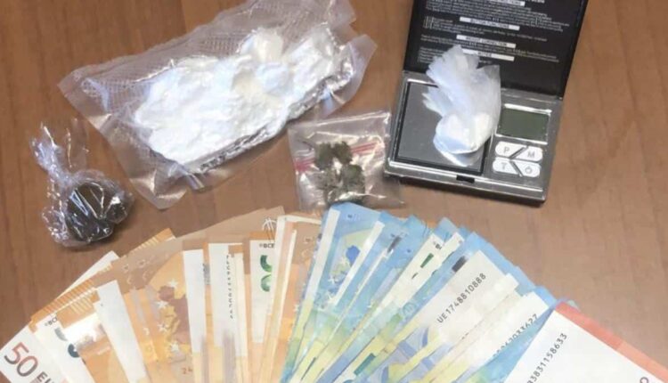 Luino, monitoriati ed osservati a distanza dopo essersi scambiati qualcosa. Due uomini denunciati per spaccio di droga e cocaina sequestrata.