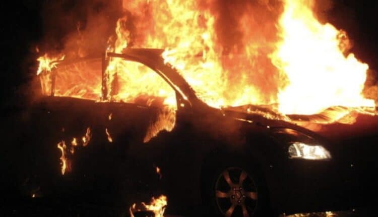 Pozzuoli. Pedina, minaccia e dà fuoco alle auto dei familiari dell'amica della sua ex ragazza. La ritiene colpevole della rottura della sua storia d'amore. Emessa misura cautelare in carcere per il 25enne. 