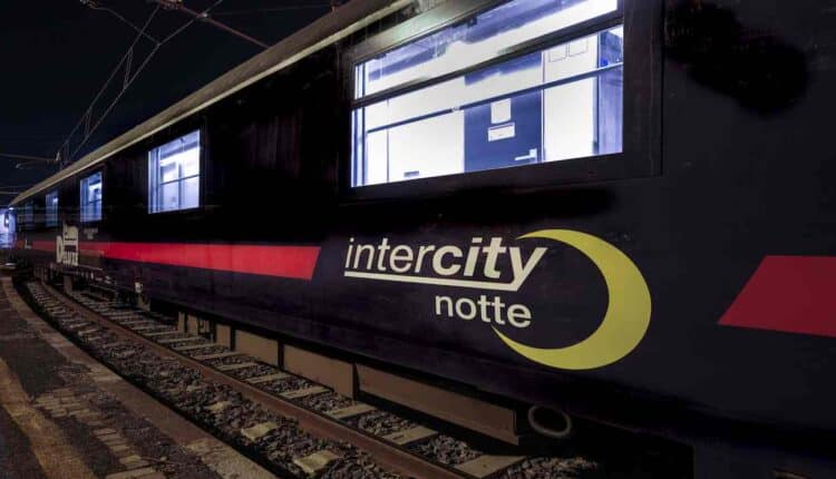 Treno Intercity Notte Milano-Siracusa: si aggira con fare sospetto ma è gravemente indiziato per reati di truffa, fermato dalla Polizia di Stato. Emessa custodia cautelare in carcere per un 57enne.
