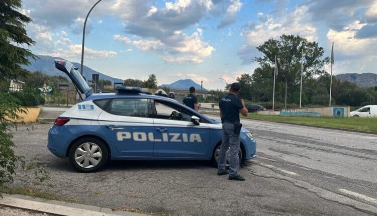 Frosinone: la Polizia Stradale gli intima l'alt ma i due su una Jeep non si fermano. Arrestati per furto ai danni di una signora anziana: stavano scappando con la refurtiva.